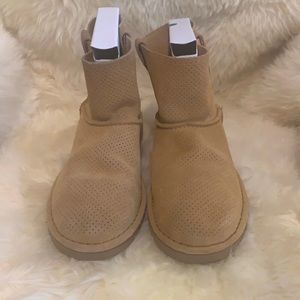 Ugg mini perf